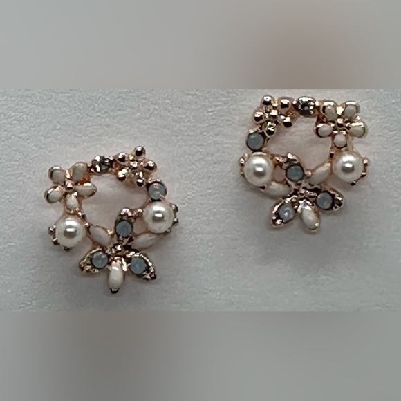 ✨🩵Dainty Rose Gold Flower Pearl & Crystal Wreath Stud Earrings Bridal Gift✨🩵 - Picture 10 of 16
